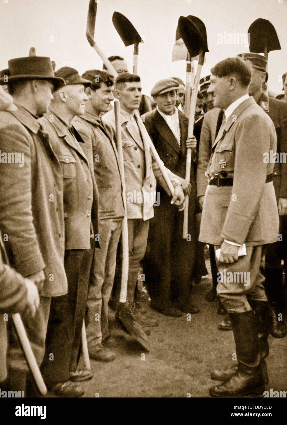 Adolf Hitler a chiacchierare con i lavoratori stradali, 1936 Artista: sconosciuto Foto Stock