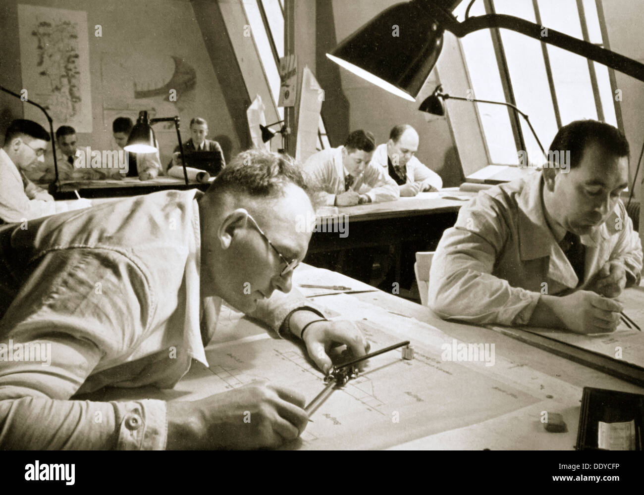 Un disegno office scena, dove i nuovi piani per nuove opere sono redatti, Germania, 1936. Artista: sconosciuto Foto Stock