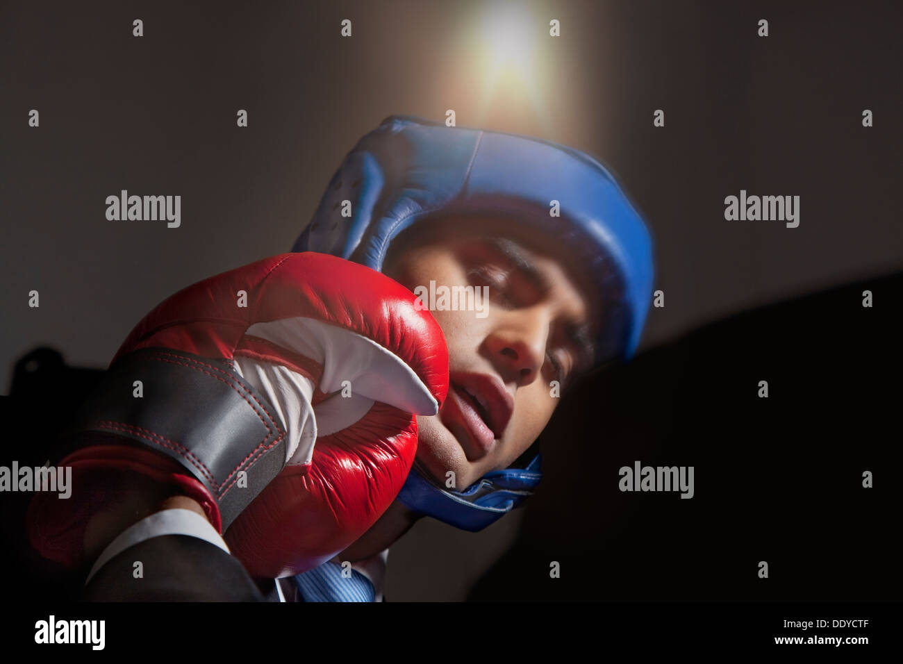 Boxer colpisce avversario Foto Stock
