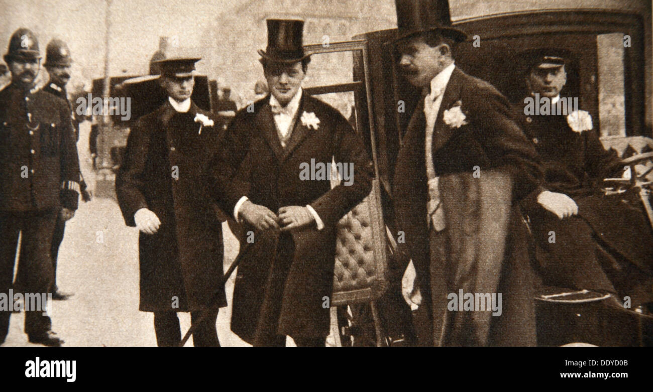 Winston Churchill arrivando alle porte di St Margaret, Westminster, sul suo giorno di nozze, 1908. Artista: sconosciuto Foto Stock