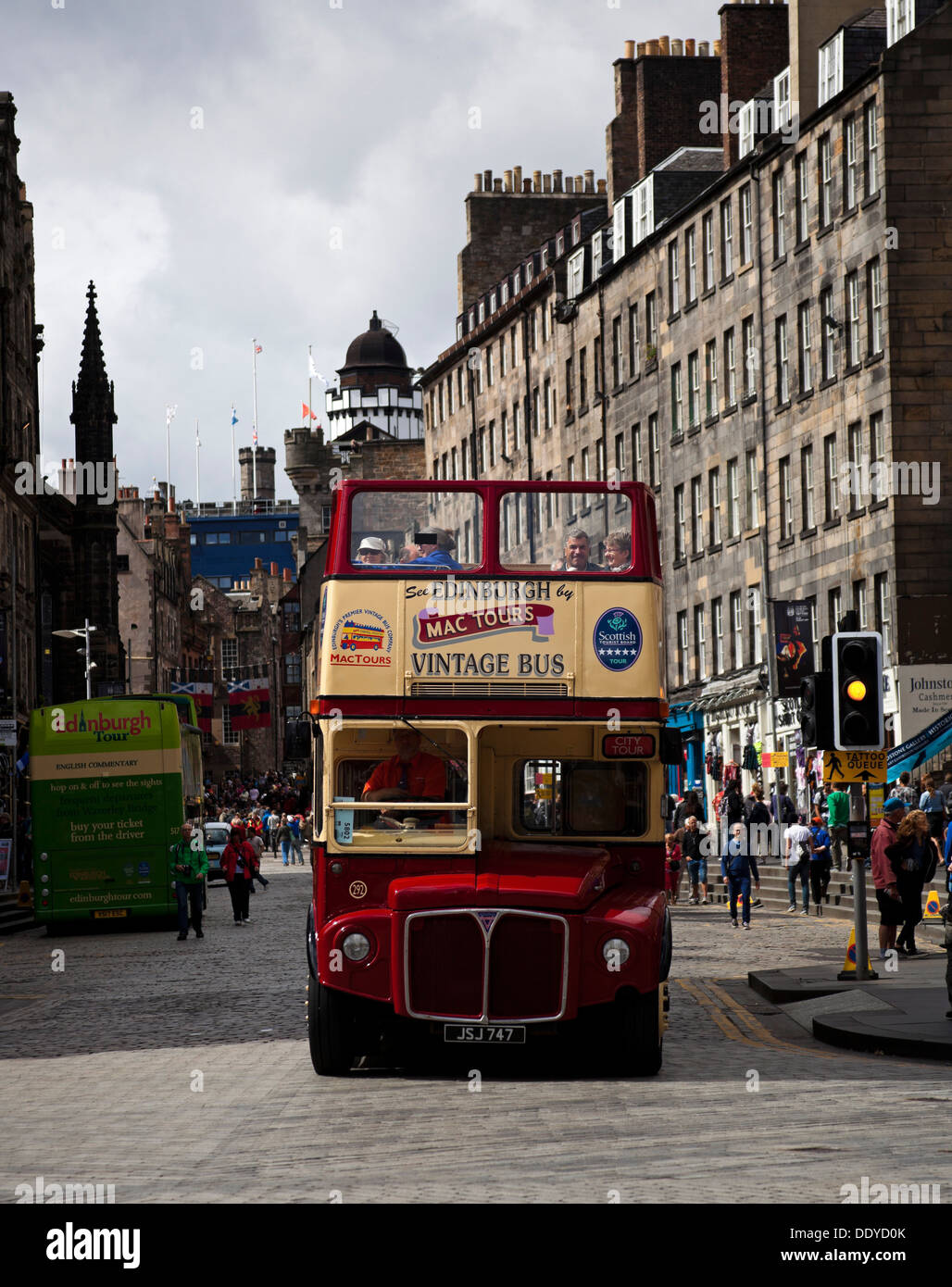 Autobus turistico, Edinburgh Royal Mile Scotland Regno Unito Foto Stock