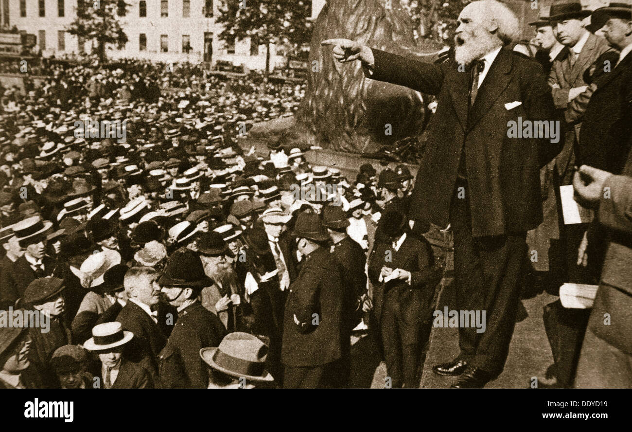 Keir Hardie parlando in occasione di un raduno di pace a Trafalgar Square, 2° agosto 1914. Artista: S e G Foto Stock