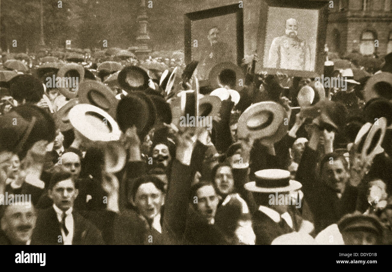 La folla celebra il Kaiser proclamazione della guerra contro la Gran Bretagna, Berlino, 4 agosto 1914. Artista: S e G Foto Stock