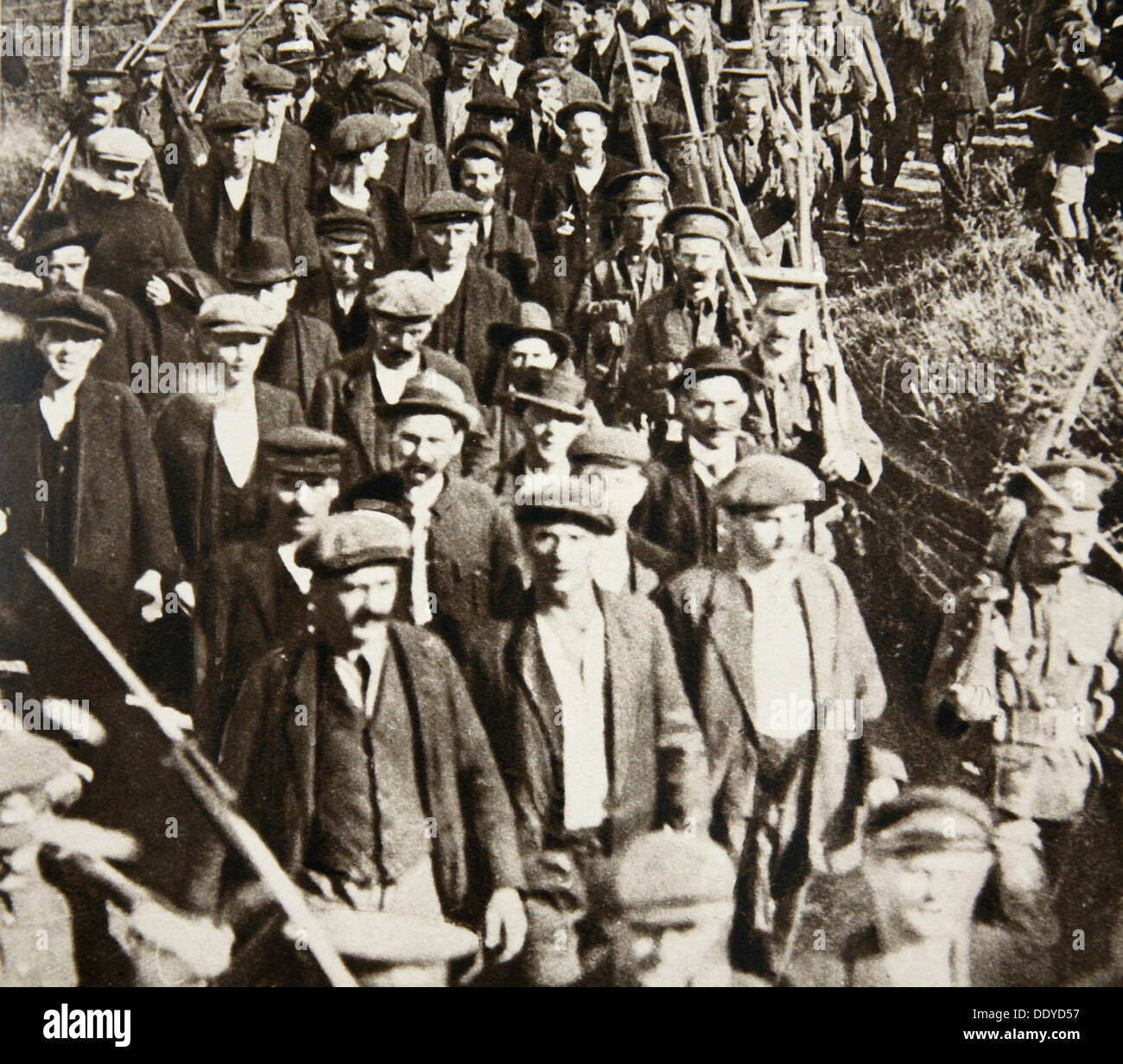 Prigionieri di guerra tedeschi che arrivano in Gran Bretagna, agosto 1914. Artista: S e G Foto Stock