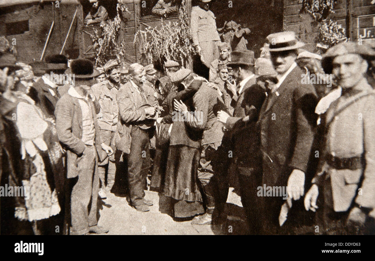 Una madre tedesca incontra il suo figlio per la prima volta per cinque anni, 1919. Artista: Centrale Agenzia Fotografica Foto Stock