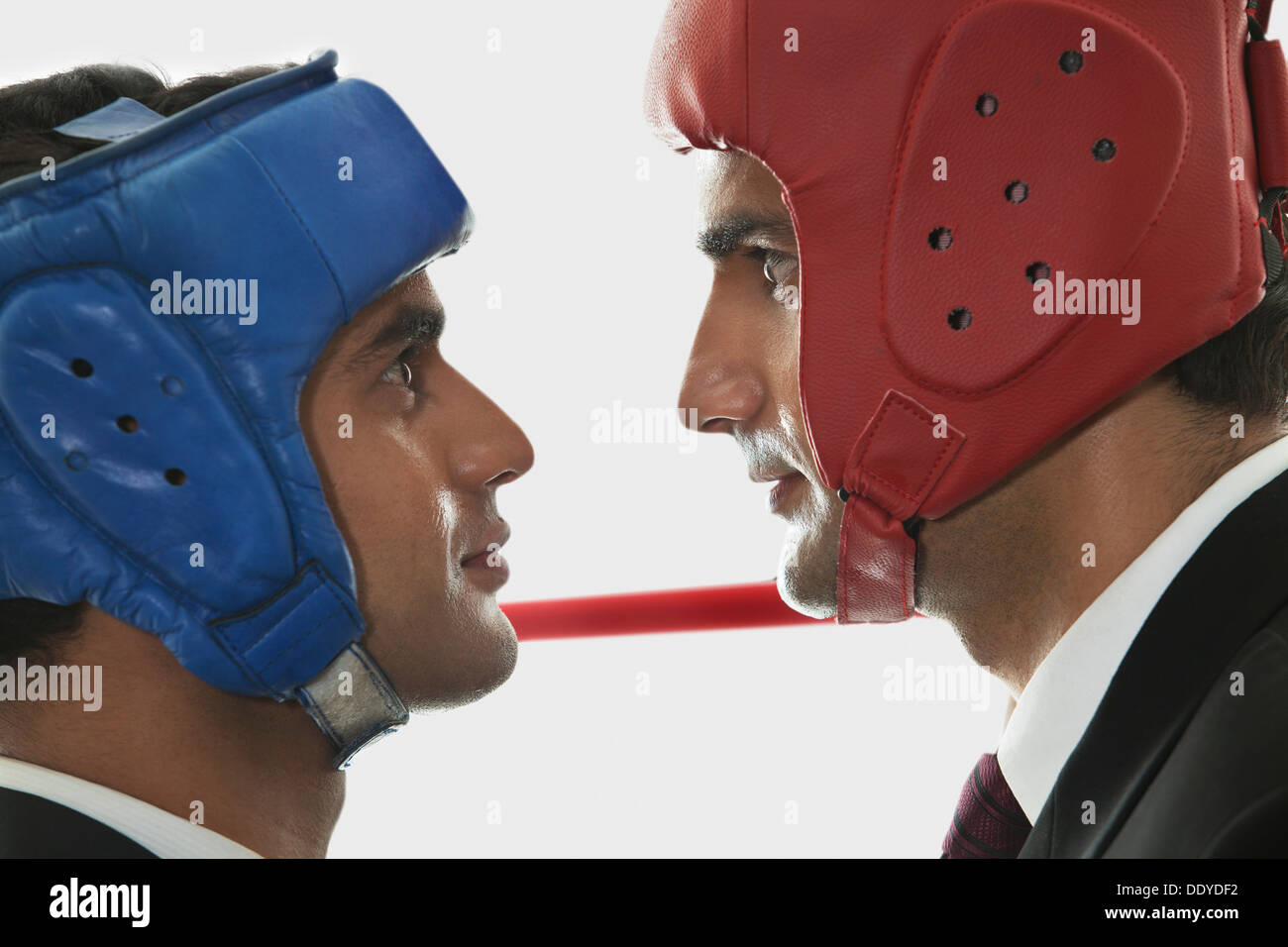 I boxer maschio fissando fra di loro in faccia Foto Stock