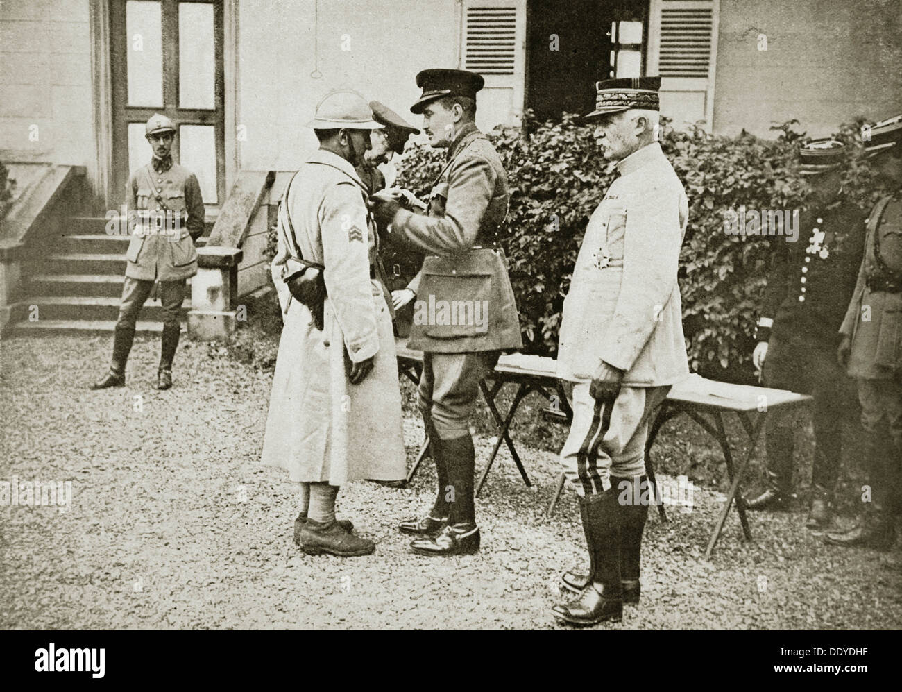 Il principe Arthur di Connaught decorare un sergente francese, la Francia, la guerra mondiale I, C1914-c1918. Artista: sconosciuto Foto Stock
