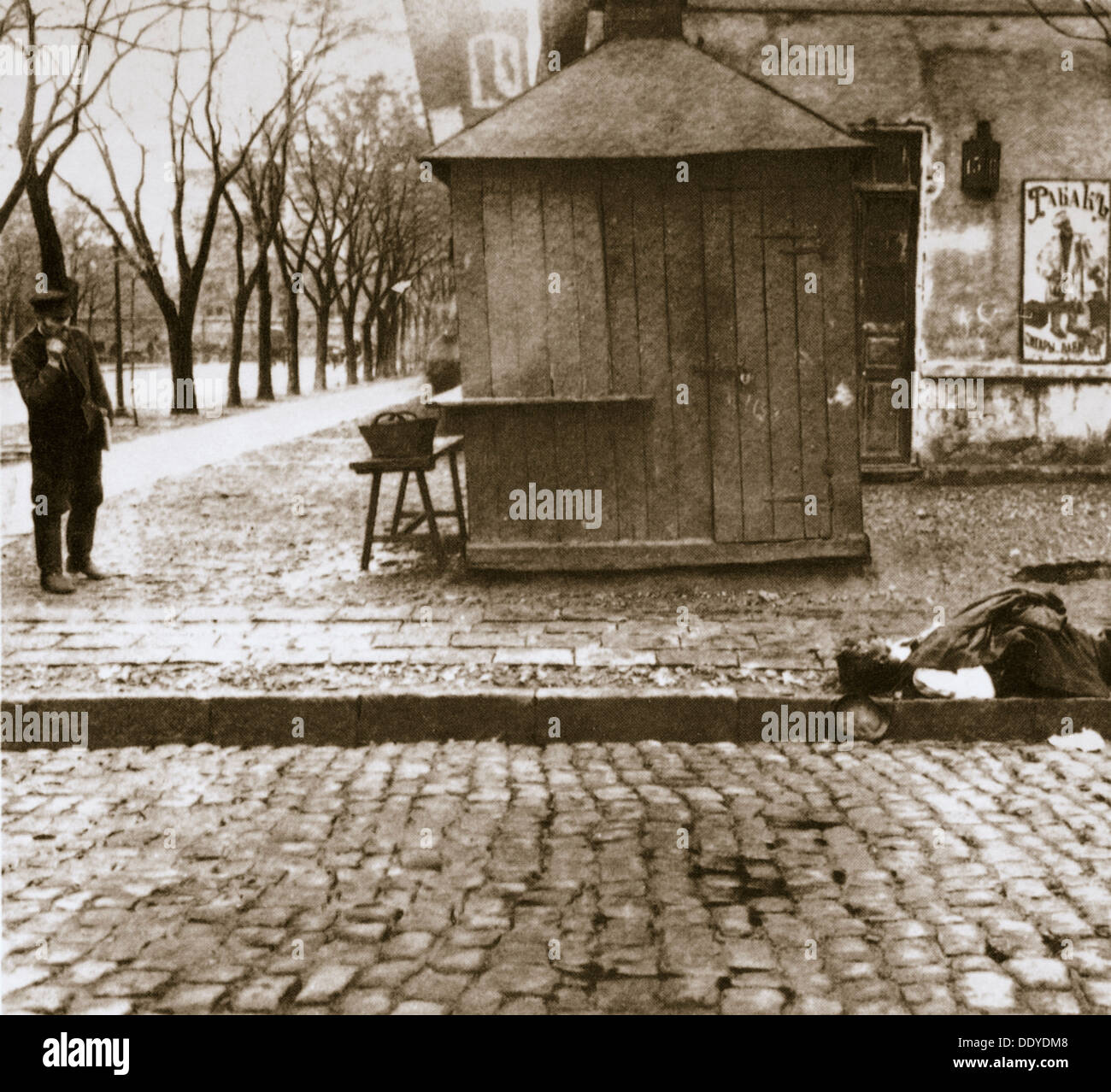 Un curioso osserva un uomo morto a sinistra nelle strade, Russia, nei primi anni del XX secolo. Artista: sconosciuto Foto Stock