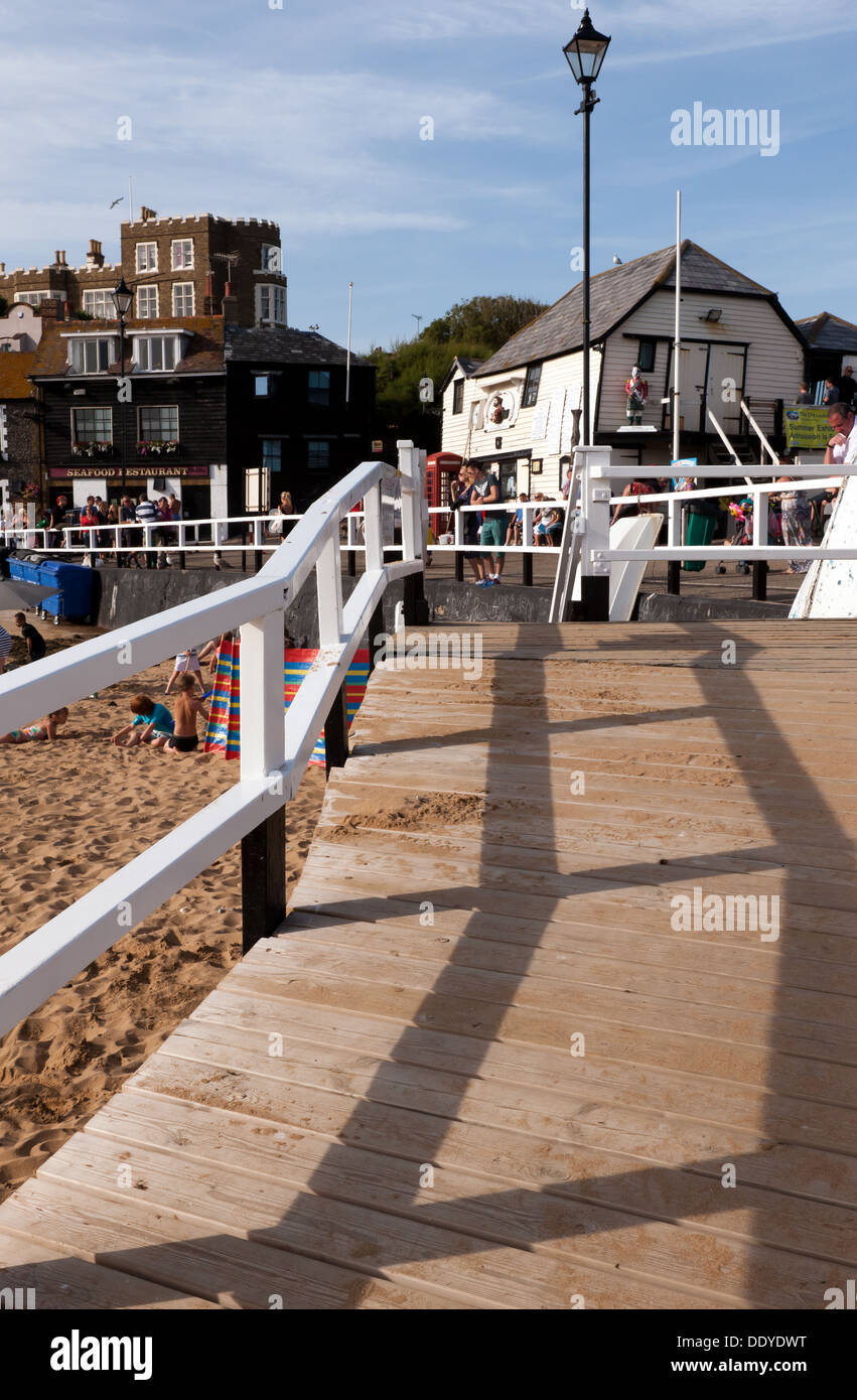 Vista del molo Boat House e Bleak House, Broadstairs Kent. Foto Stock