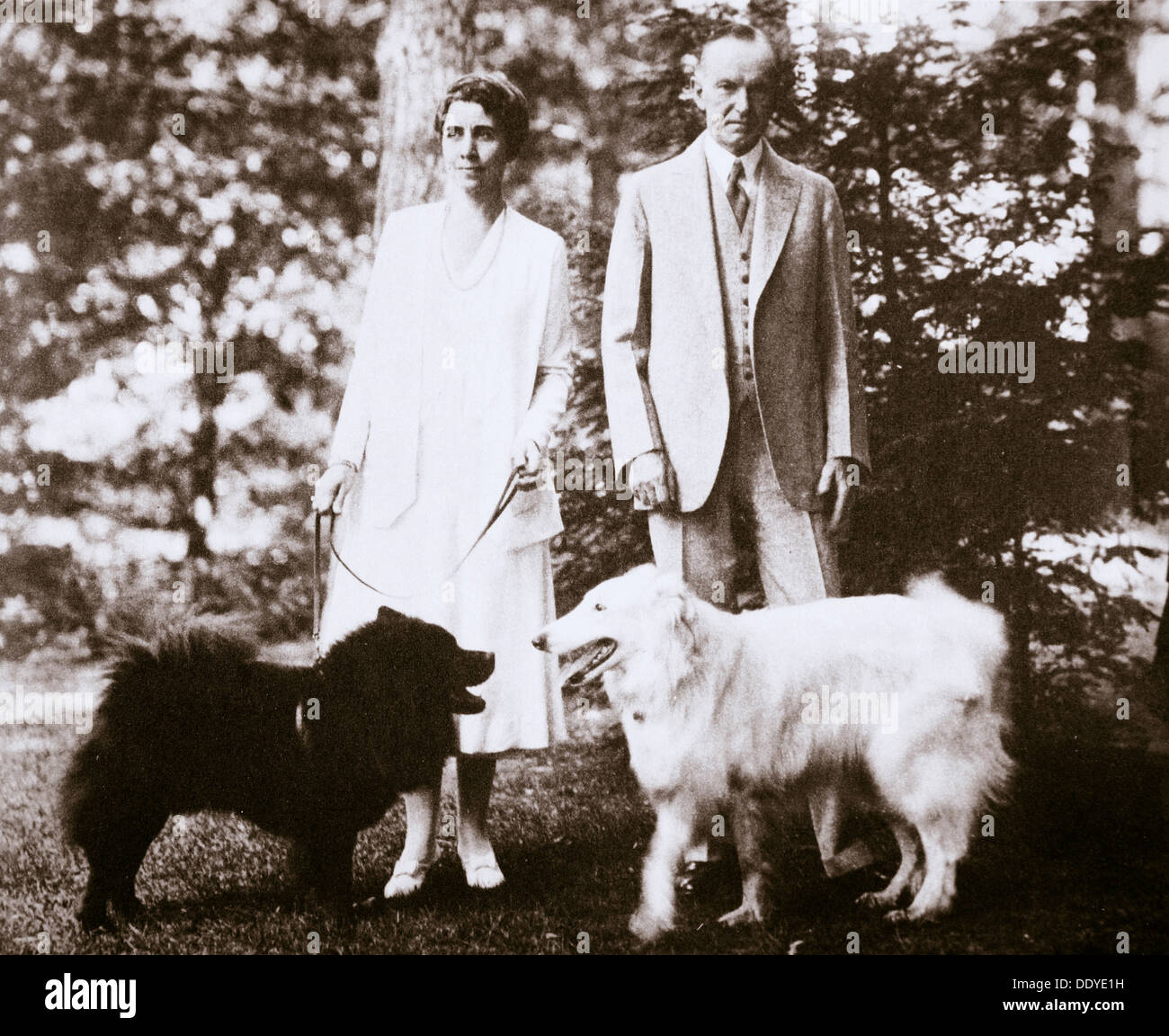 Calvin Coolidge, trentesimo Presidente degli Stati Uniti, e sua moglie, 1920s o primi 1930s. Artista: sconosciuto Foto Stock