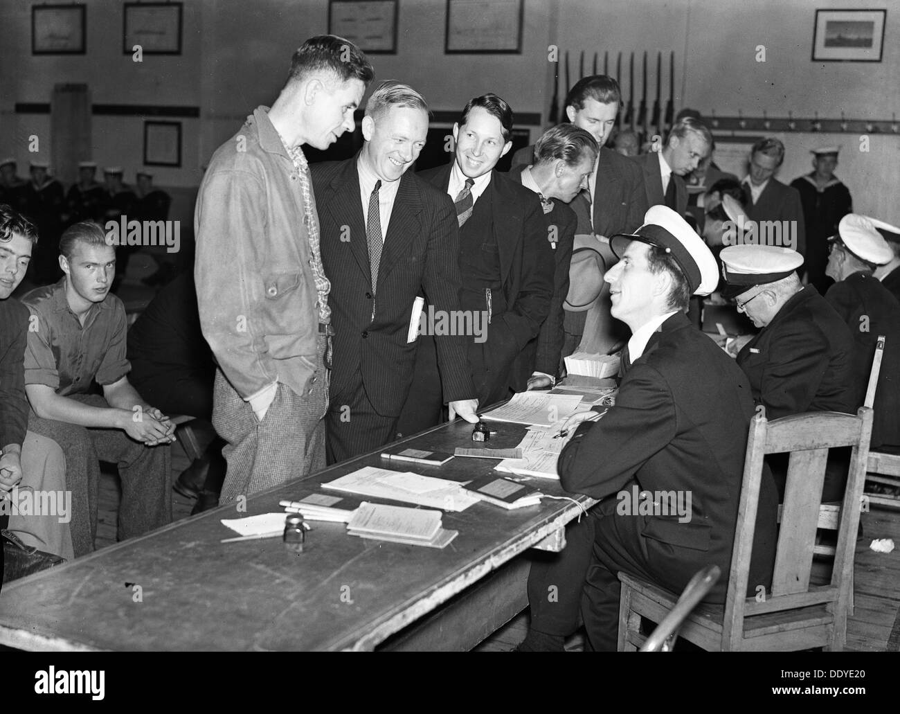 Giovani uomini di iscriversi per il servizio militare obbligatorio, Skepsholmen, Stoccolma, 8 settembre 1939. Artista: Karl Sandels Foto Stock