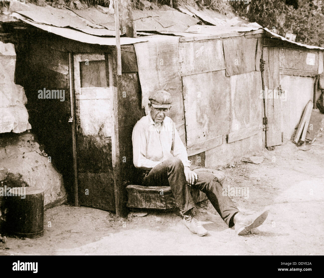 Baracca fatta di barili e carta di catrame, St Louis, Missouri, Stati Uniti d'America, Grande Depressione, 1931. Artista: sconosciuto Foto Stock