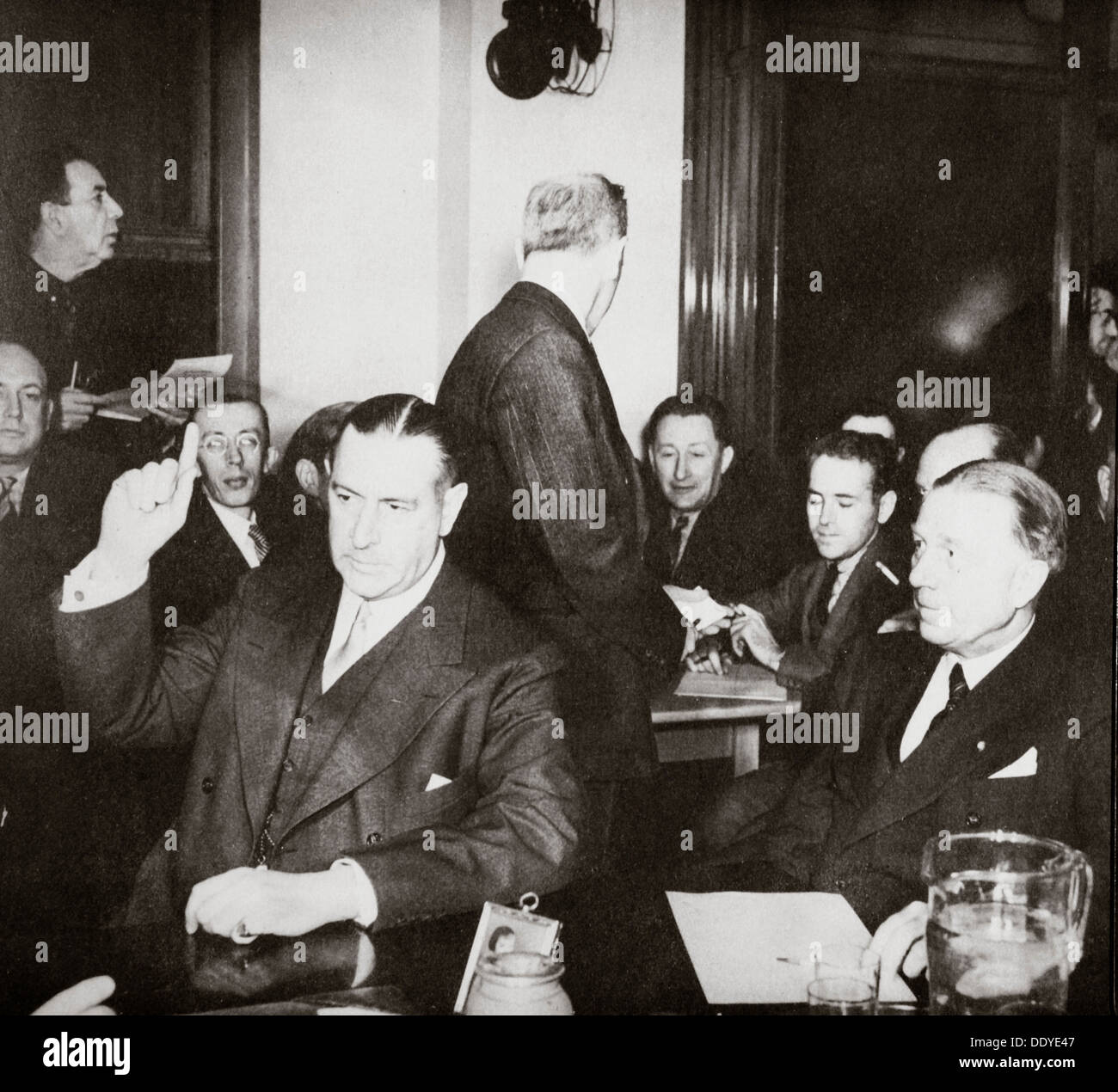 Richard Whitney essendo prestato giuramento nel corso di una audizione pubblica per quanto riguarda la sua appropriazione indebita di fondi c1938. Artista: sconosciuto Foto Stock