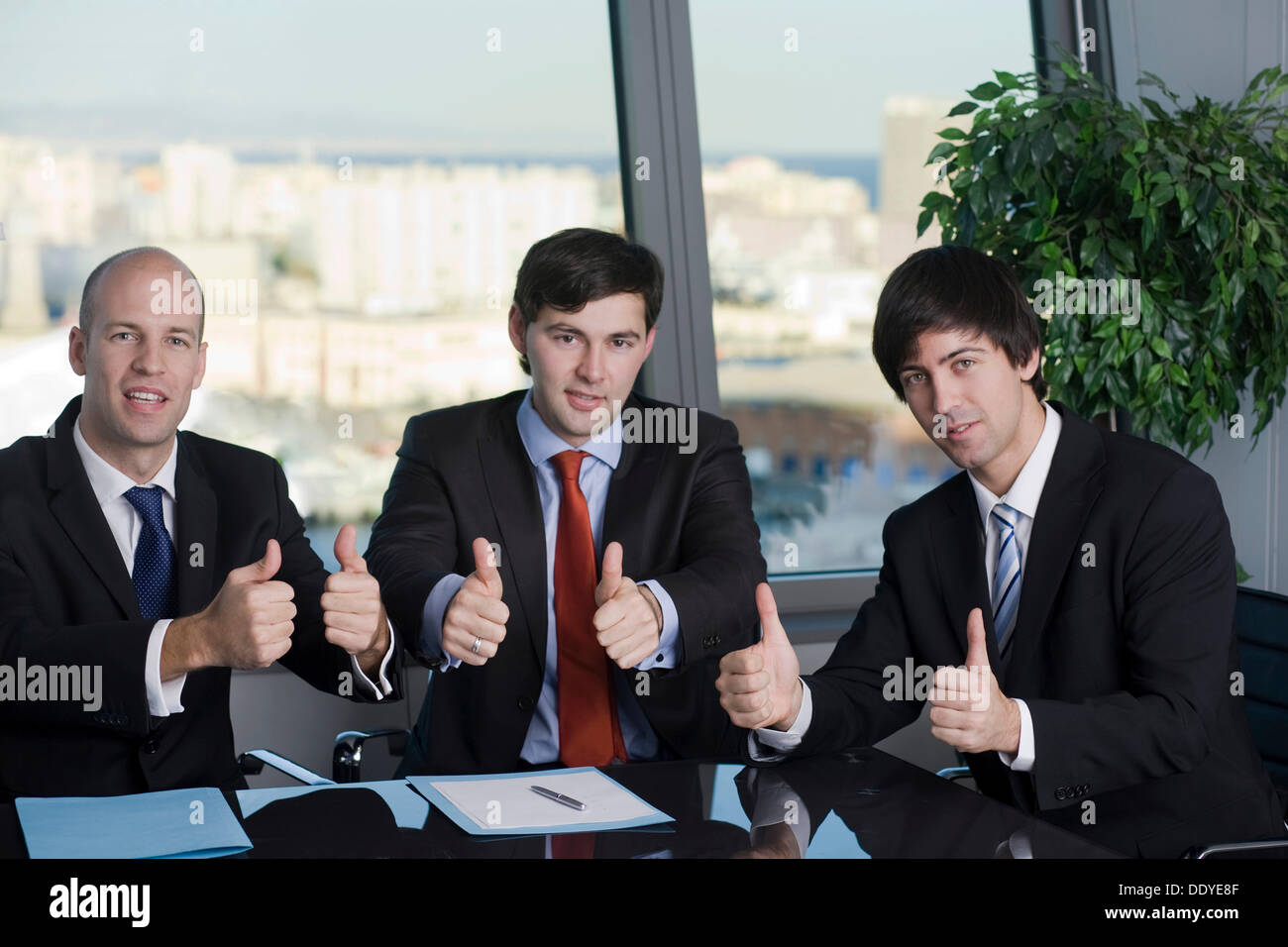Il successo, tre uomini d'affari dando il pollice in su, vista diretta Foto Stock