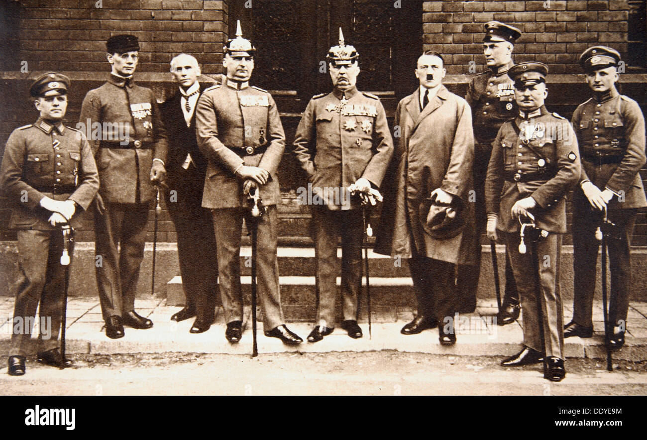Adolf Hitler in piedi accanto al generale Erich Ludendorff, Germania, 11 novembre 1921. Artista: sconosciuto Foto Stock