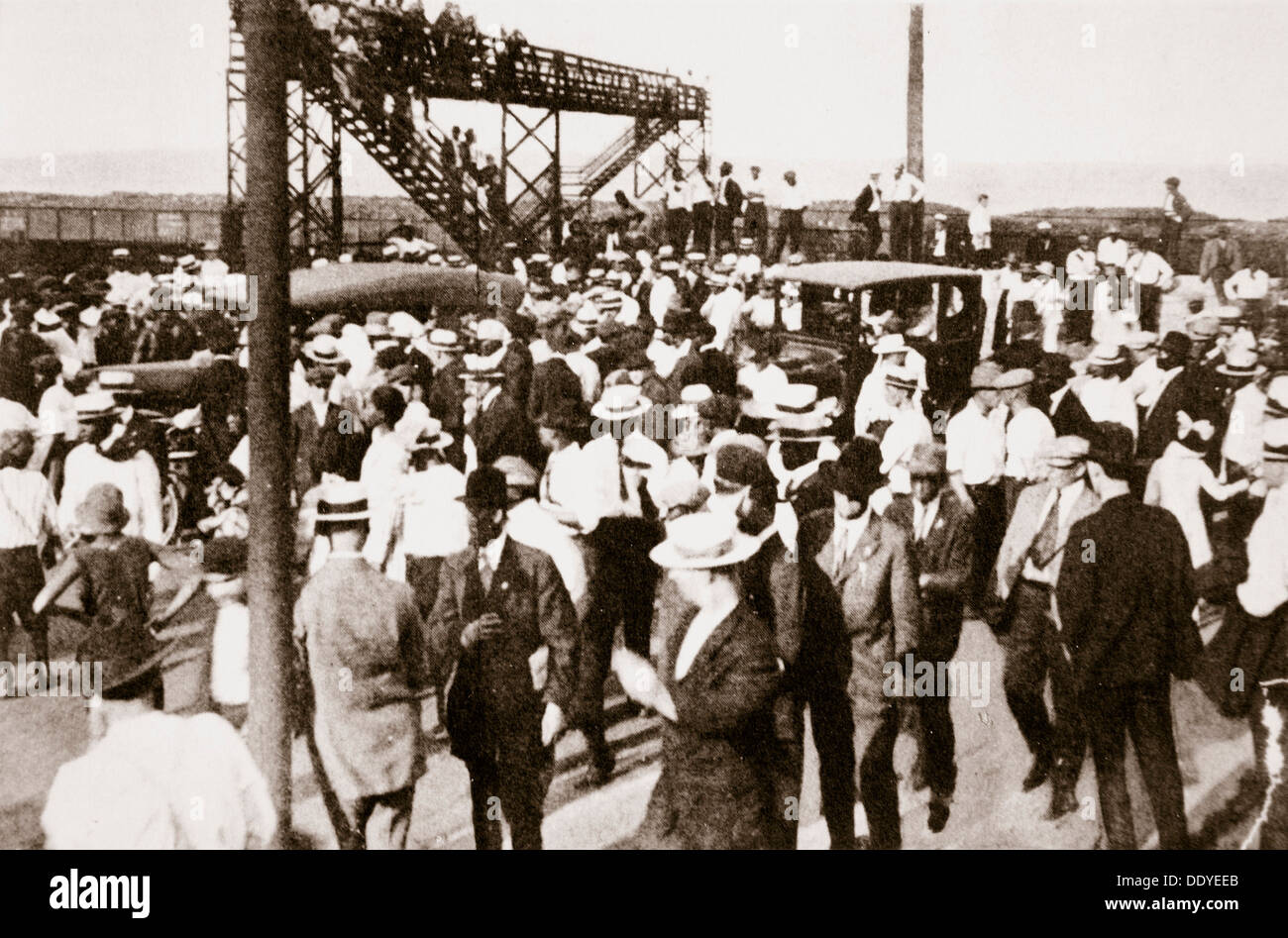 Gli afroamericani e bianchi di lasciare la spiaggia come il problema inizia, Chicago, Illinois, Stati Uniti d'America, c1919. Artista: sconosciuto Foto Stock