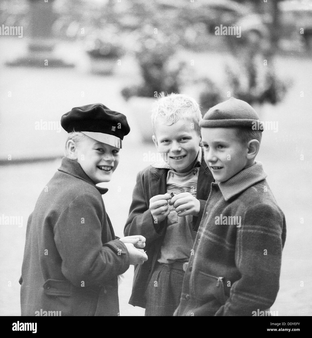 Tre malizioso ragazzi giocare con polvere di fulminante, Landskrona, Svezia. Artista: sconosciuto Foto Stock