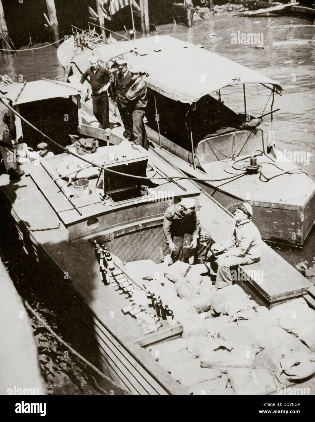 Un rum-barca in esecuzione catturato il contrabbando nel 2000 bottiglie, USA, 1920s. Artista: sconosciuto Foto Stock