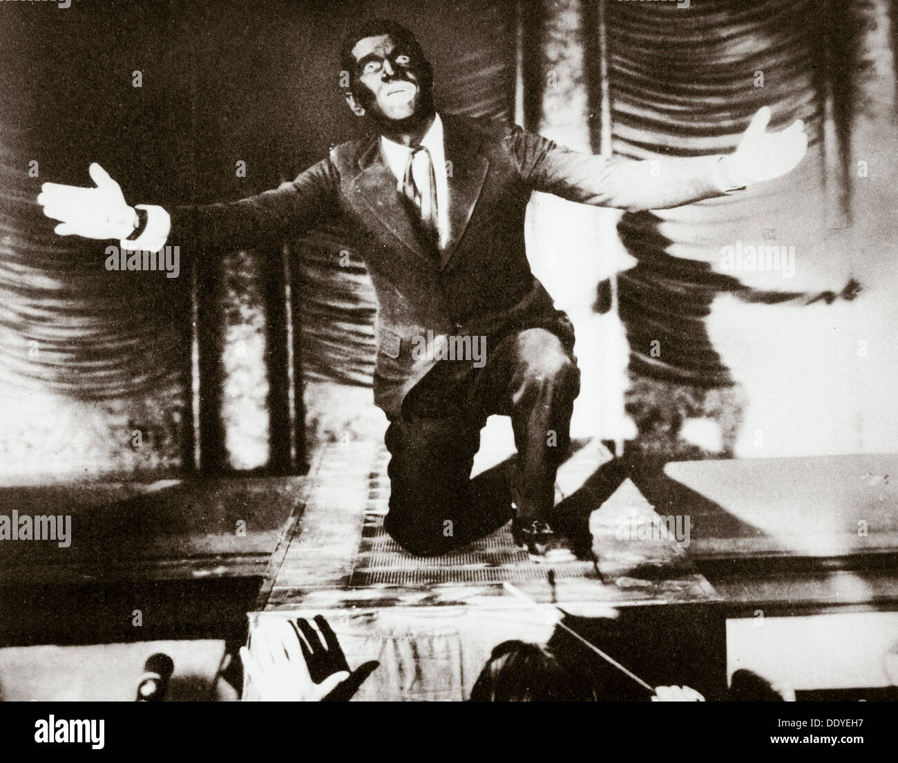 Al Jolson, cantante americana, la scena finale del film "La Cantante Jazz", 1927. Artista: sconosciuto Foto Stock