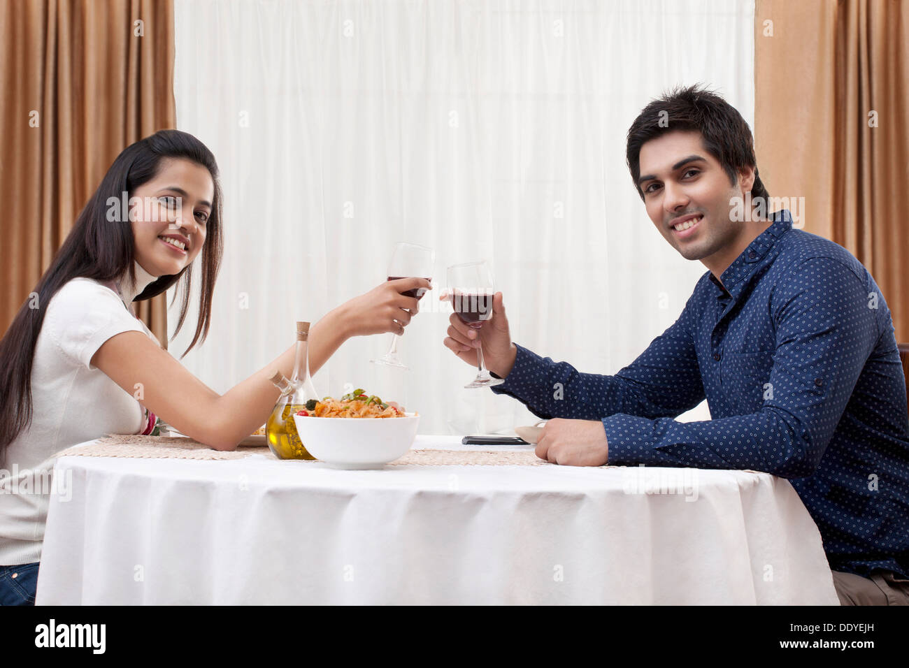 Ritratto di una felice coppia giovane su una data al ristorante Foto Stock