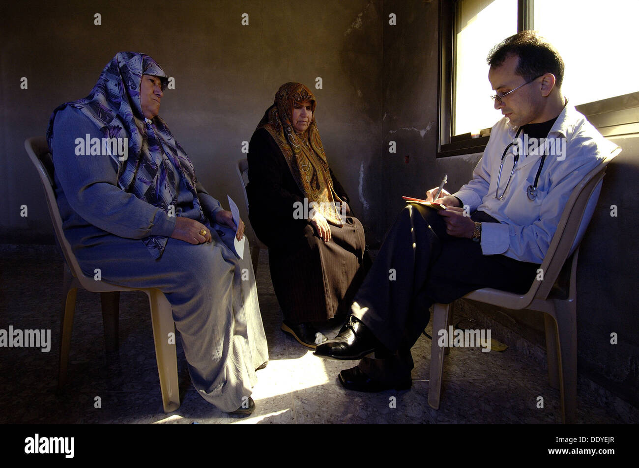 Un volontario arabo israeliano dei PHR Medici per i diritti umani che controllano una donna palestinese durante una visita DI clinica mobile PHR nella Cisgiordania Israele Foto Stock