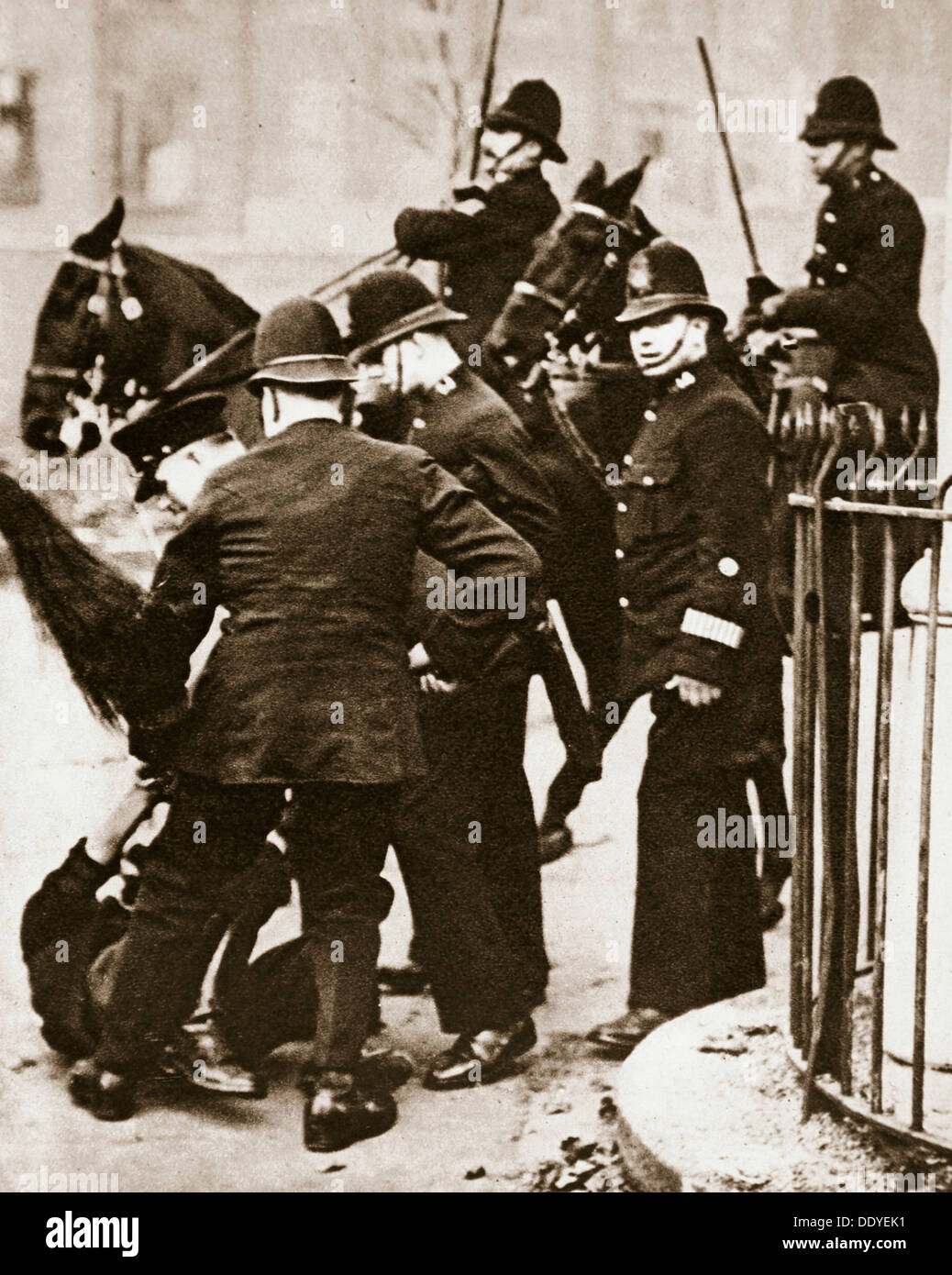 La polizia arresto di un gruppo di fame dimostranti a Londra, 1932. Artista: sconosciuto Foto Stock