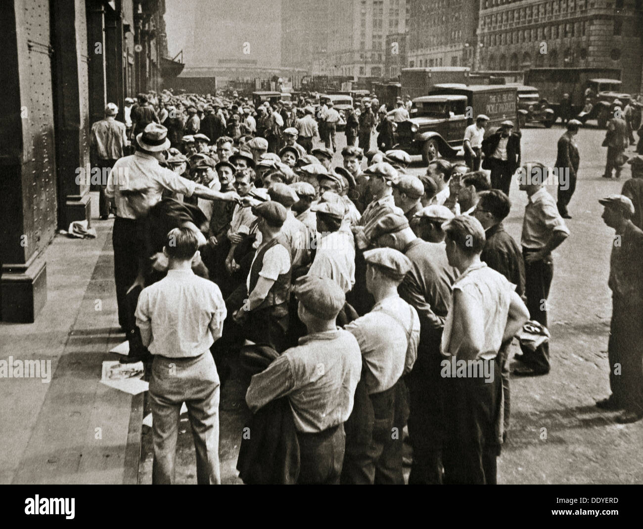 I Longshoremen essendo scelto da un boss, New York, USA, 1920 o 1930s. Artista: sconosciuto Foto Stock