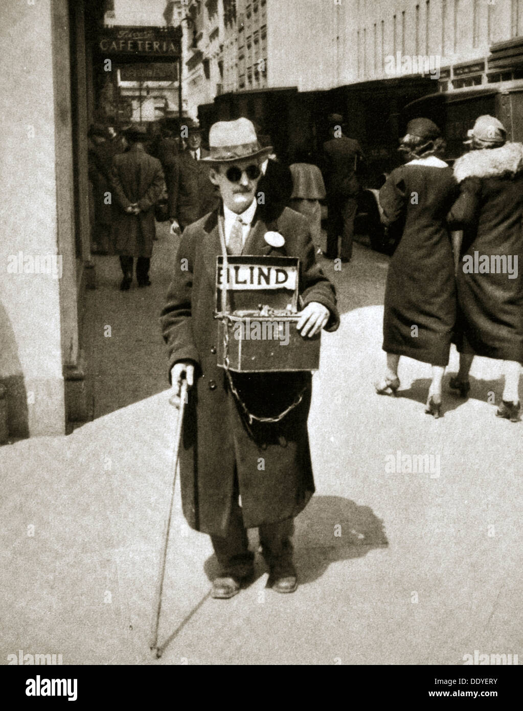 Cieco di accattonaggio, Grande Depressione, New York, USA, 1933. Artista: sconosciuto Foto Stock