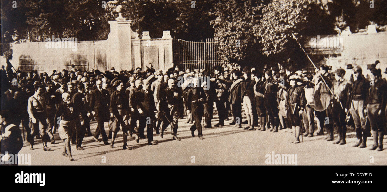 Mussolini che conduce a marzo a Roma, Italia, 1922. Artista: sconosciuto Foto Stock