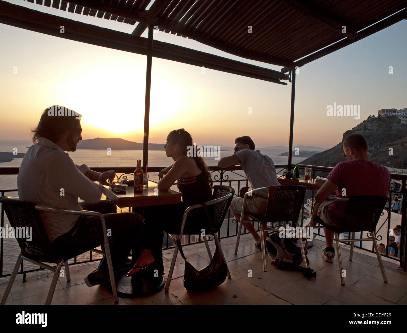 Un bar/ristorante che si affaccia sul mare nel centro di Fira, Santorini Foto Stock