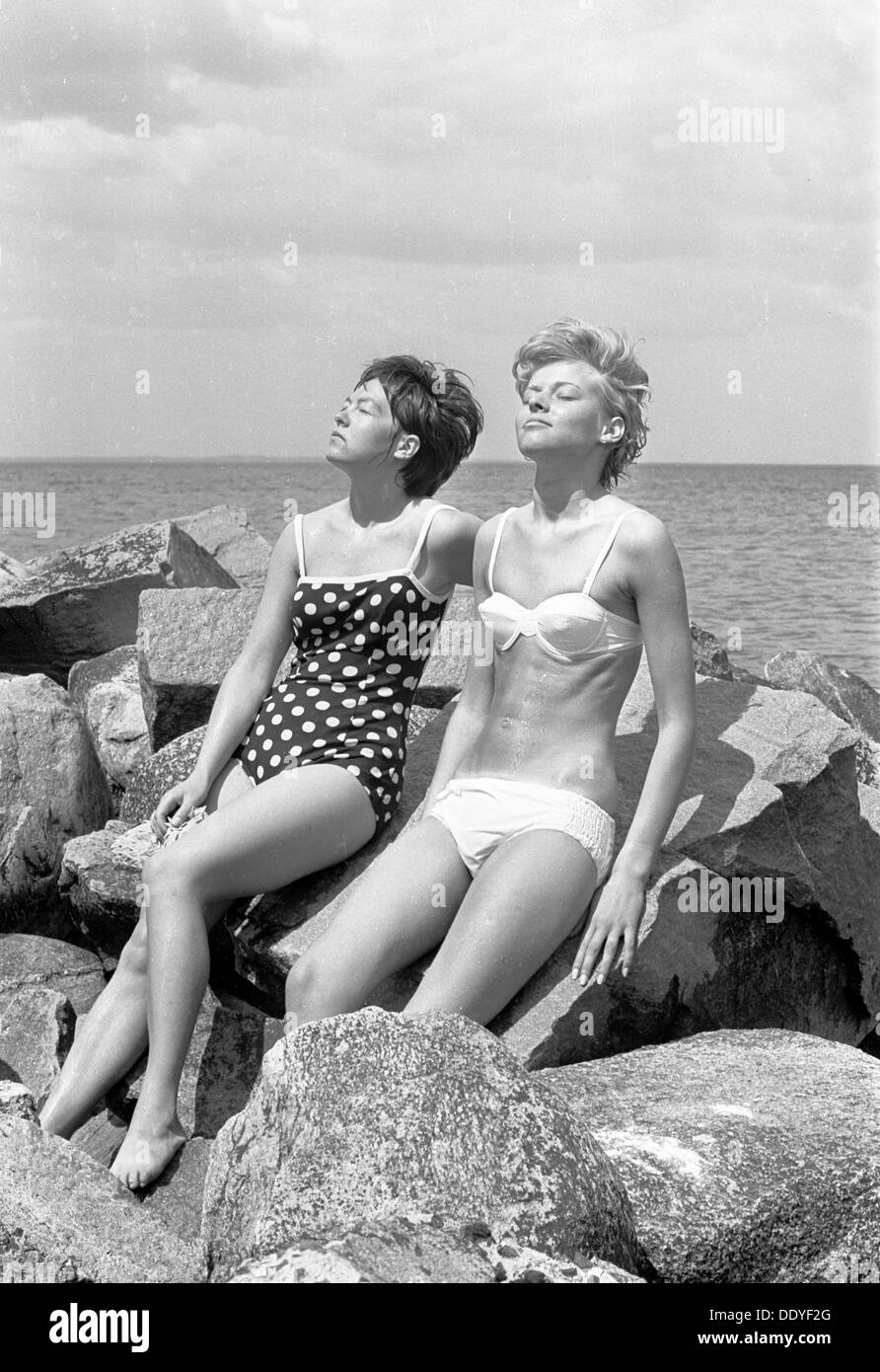 Prendere il sole in Oresund, Bostahusen, Landskrona, Svezia, 1965. Artista: sconosciuto Foto Stock