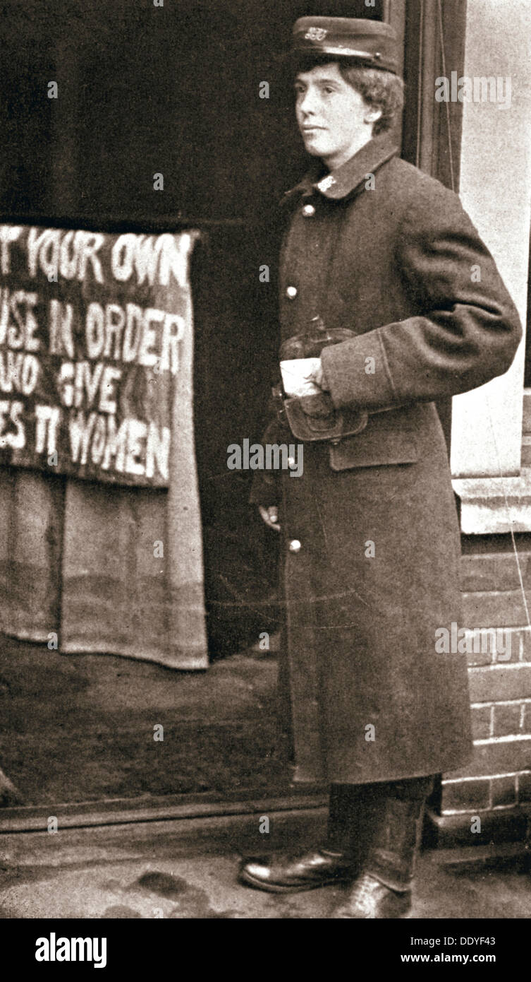 Jessie Kenney, suffragette inglesi, vestito come un ragazzo del telegrafo, 10 dicembre 1909. Artista: sconosciuto Foto Stock