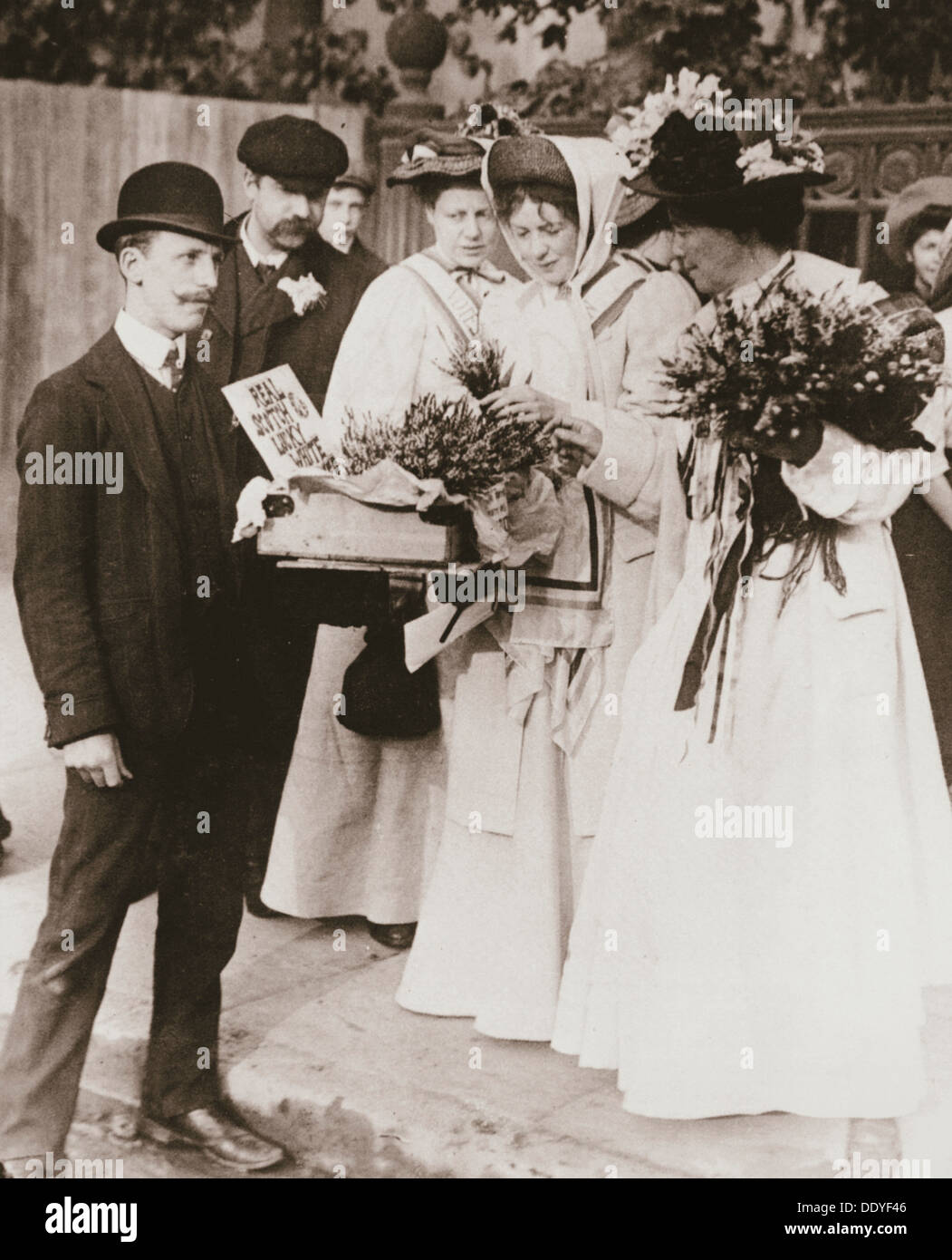 Christabel Pankhurst e Emmeline Pethick-Lawrence, British suffragettes, 18 settembre, 1908. Artista: sconosciuto Foto Stock