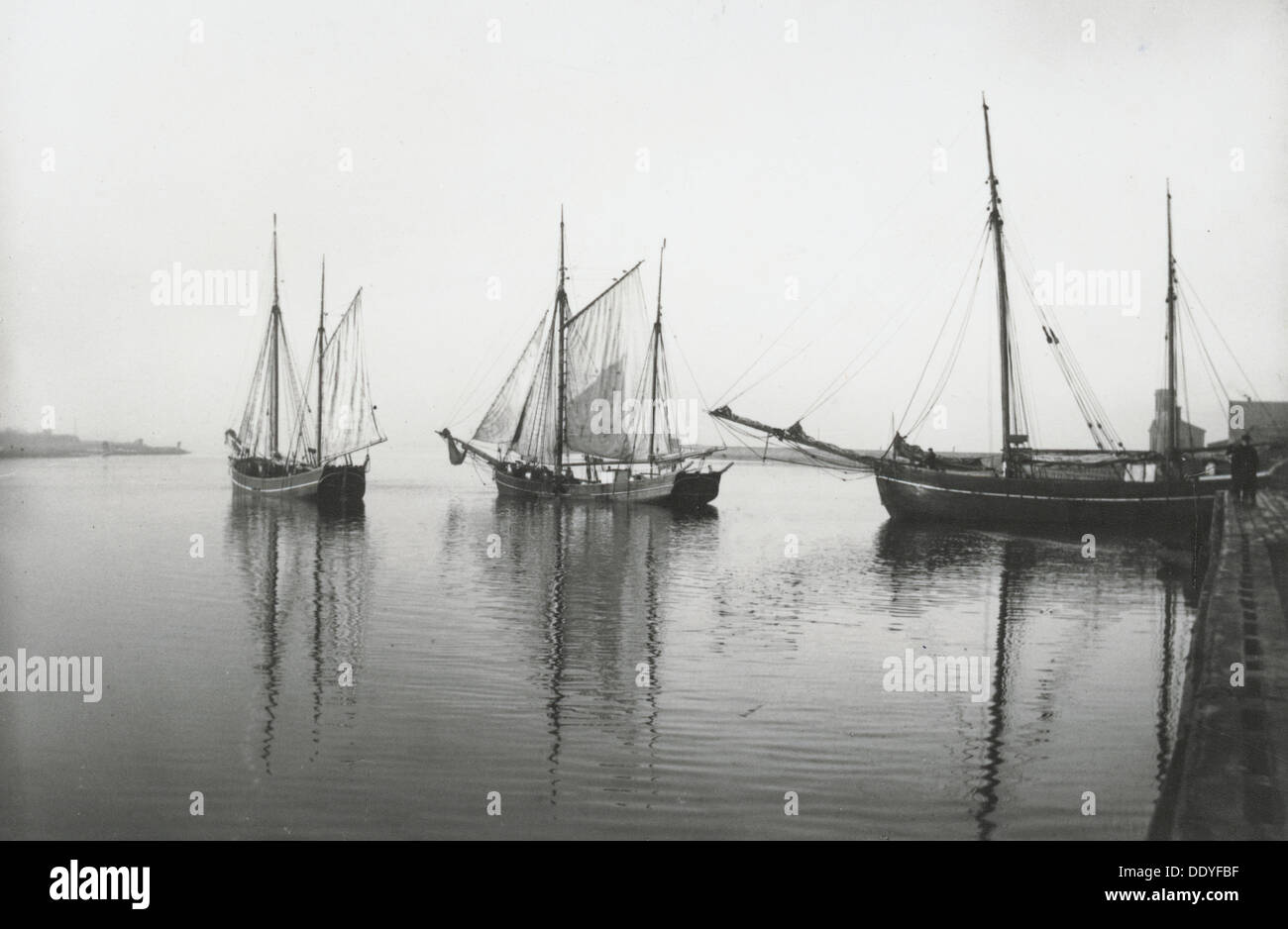 Le navi a vela di lasciare il porto di Landskrona morti in condizioni di acque calme, Svezia, 1903. Artista: sconosciuto Foto Stock