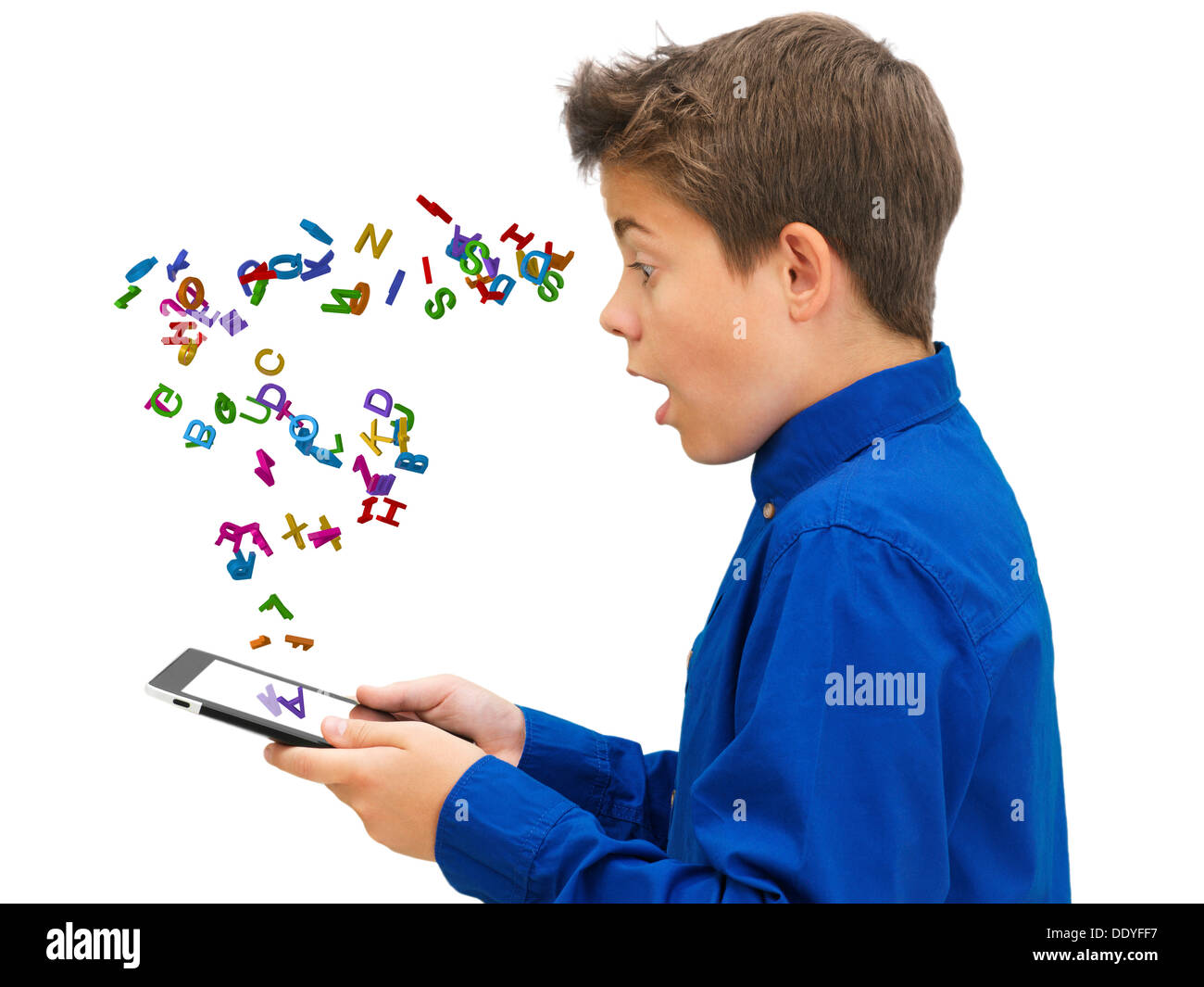 Ritratto, boy, adolescente guardando sorpresi e affascinati mentre tiene un iPad con lettere di volare Foto Stock