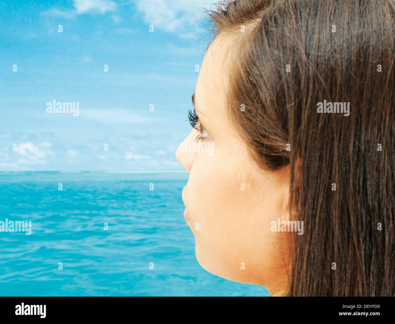 Giovane donna indiana guardando l'Oceano Indiano Foto Stock