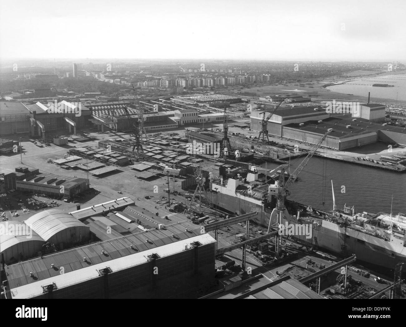 Vista aerea della Kockums cantiere, Malmö, Svezia, 1981. Artista: sconosciuto Foto Stock