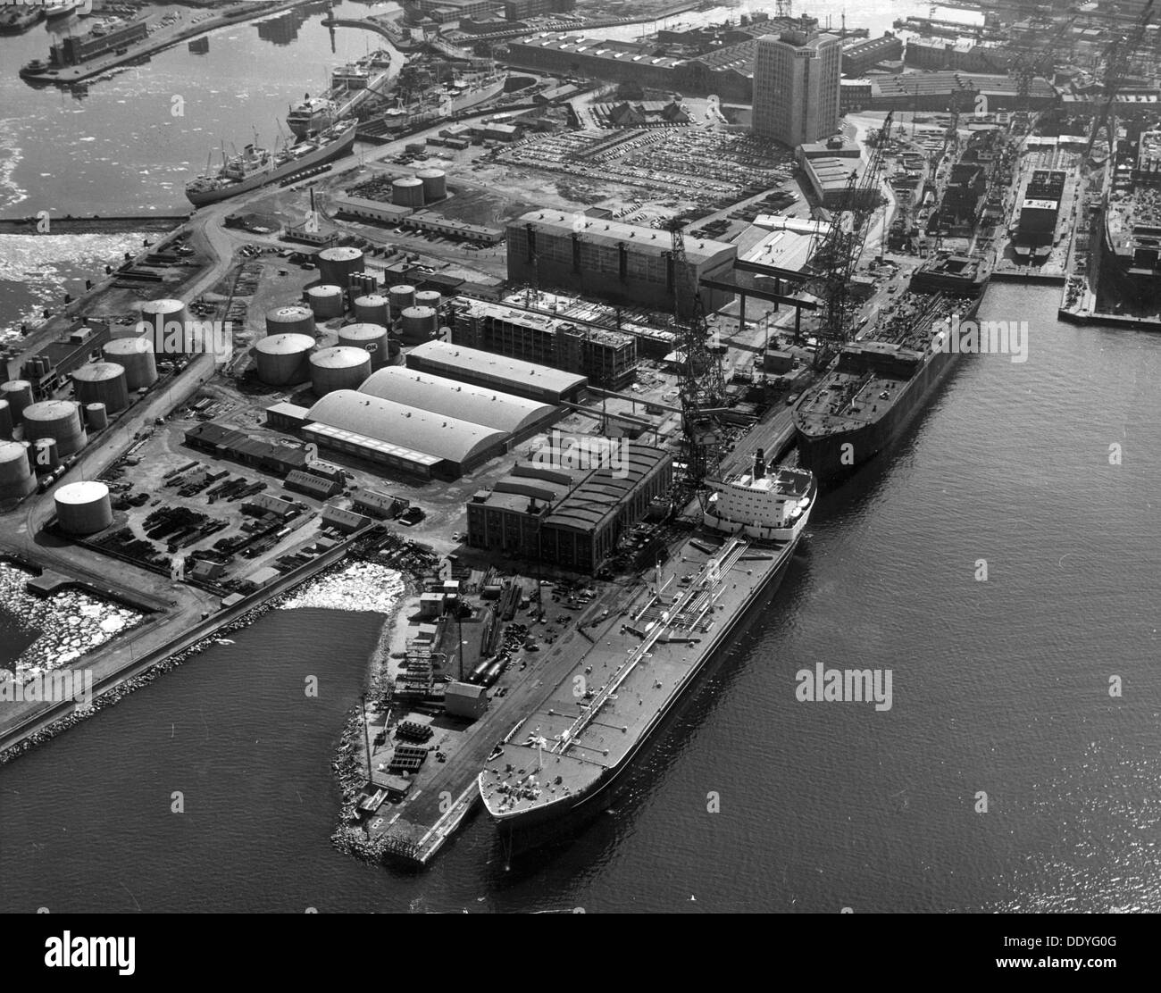 Vista aerea della Kockums cantiere, Malmö, Svezia, 1963. Artista: sconosciuto Foto Stock