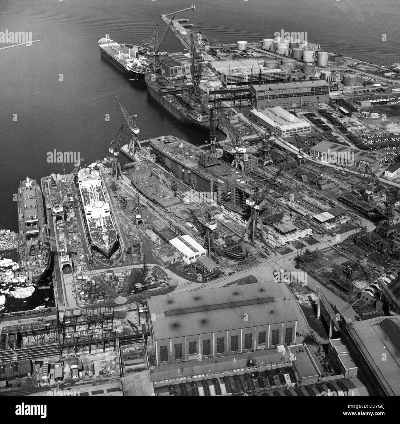 Vista aerea della Kockums cantiere, Malmö, Svezia, 1963. Artista: sconosciuto Foto Stock