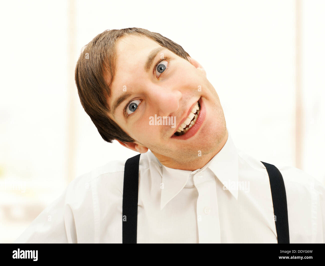 Ragioniere, commesso con un pazzo espressione facciale, sorridente, ritratto Foto Stock