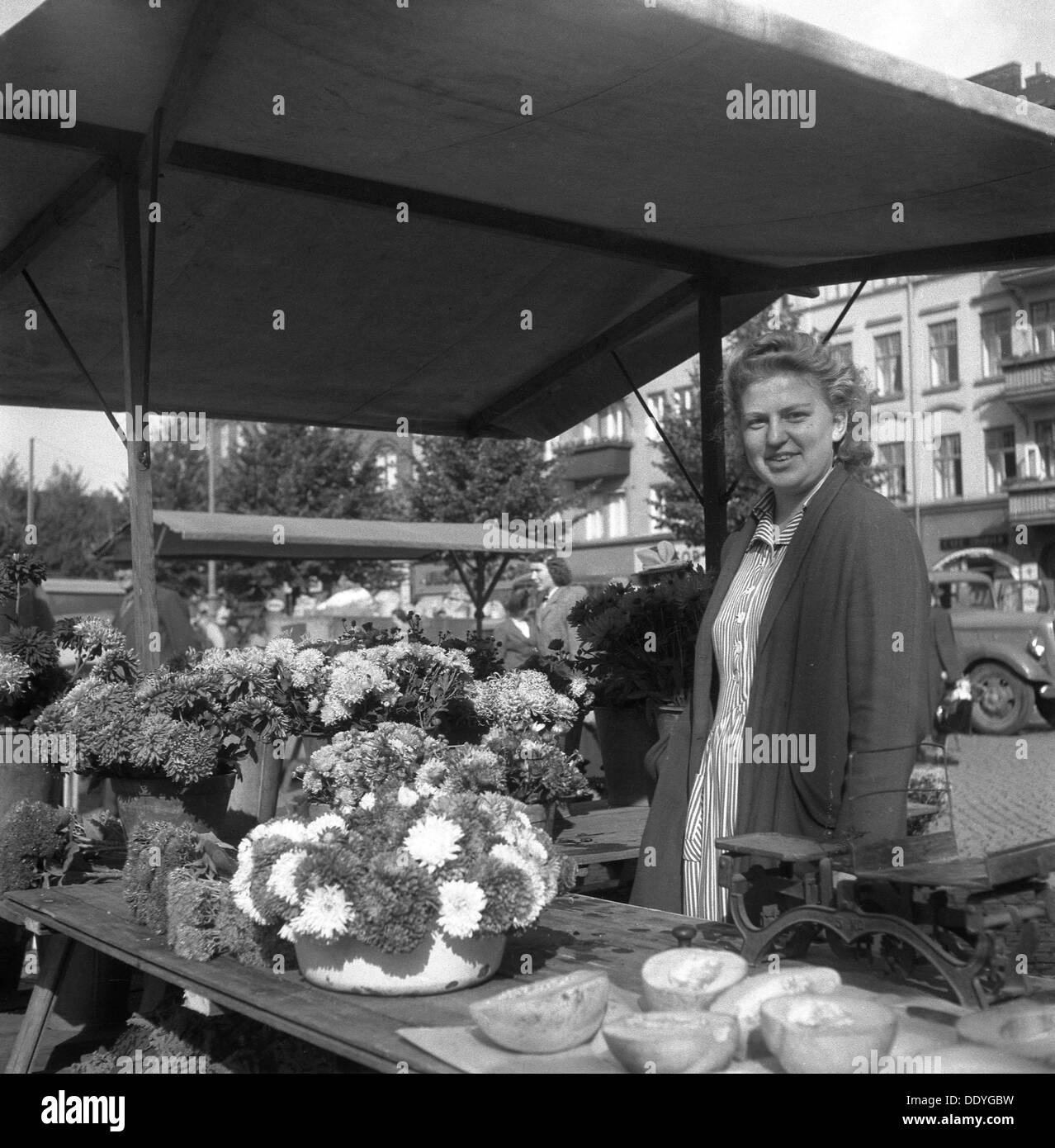 Donna sul suo fiore in stallo il mercato, Malmö, Svezia, 1947. Artista: Otto Ohm Foto Stock