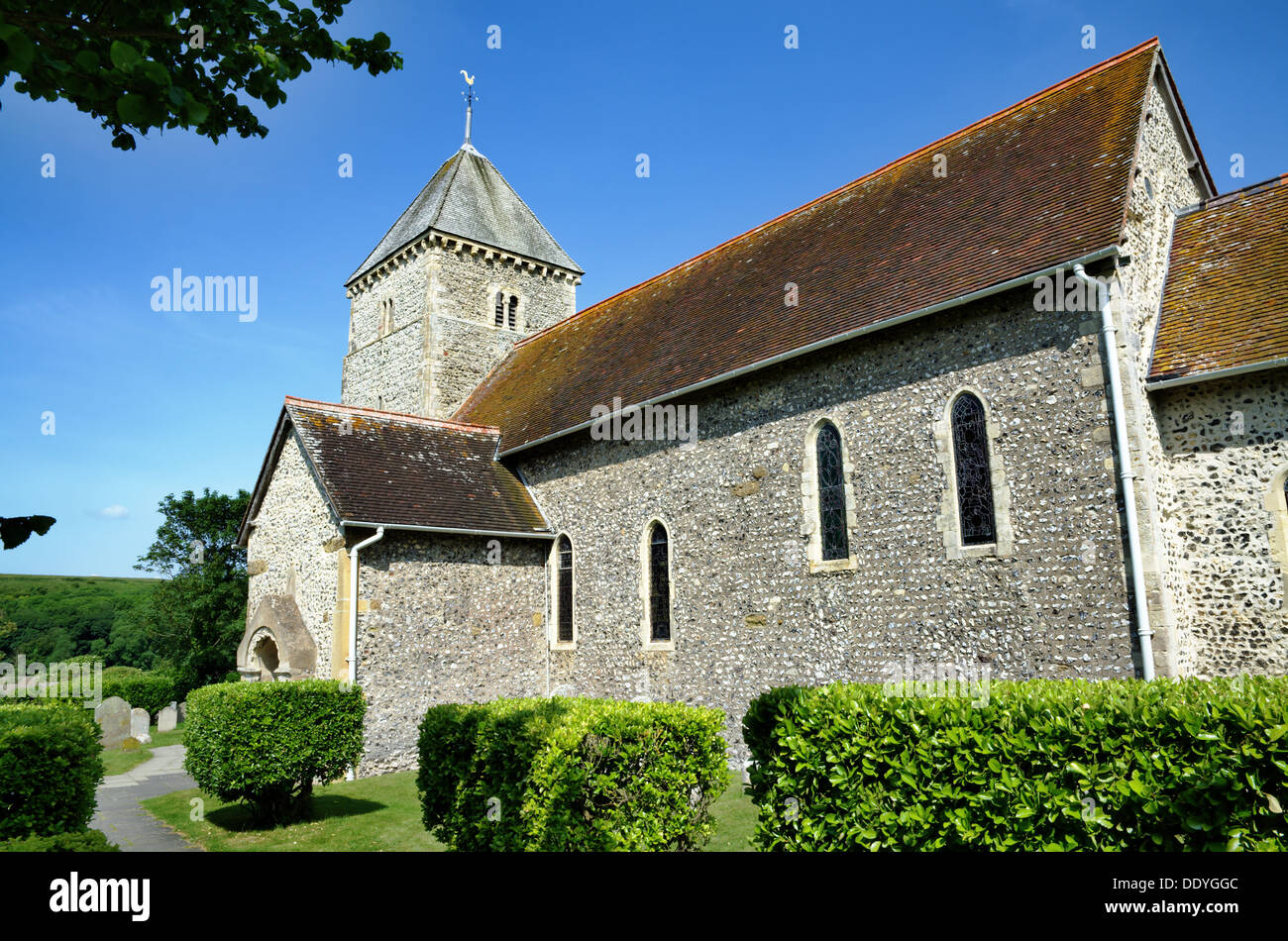 Vista di St Andrews Chiesa Bishopstone, un luogo di culto risalente al Sassone volte nella contea di East Sussex Foto Stock