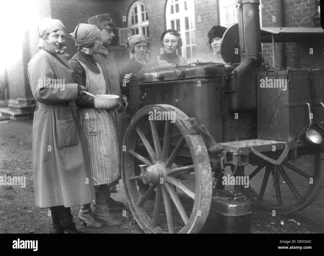 Membri della donna esercito corpo ausiliario per la cottura in un campo cucina, Svezia, 1933. Artista: sconosciuto Foto Stock