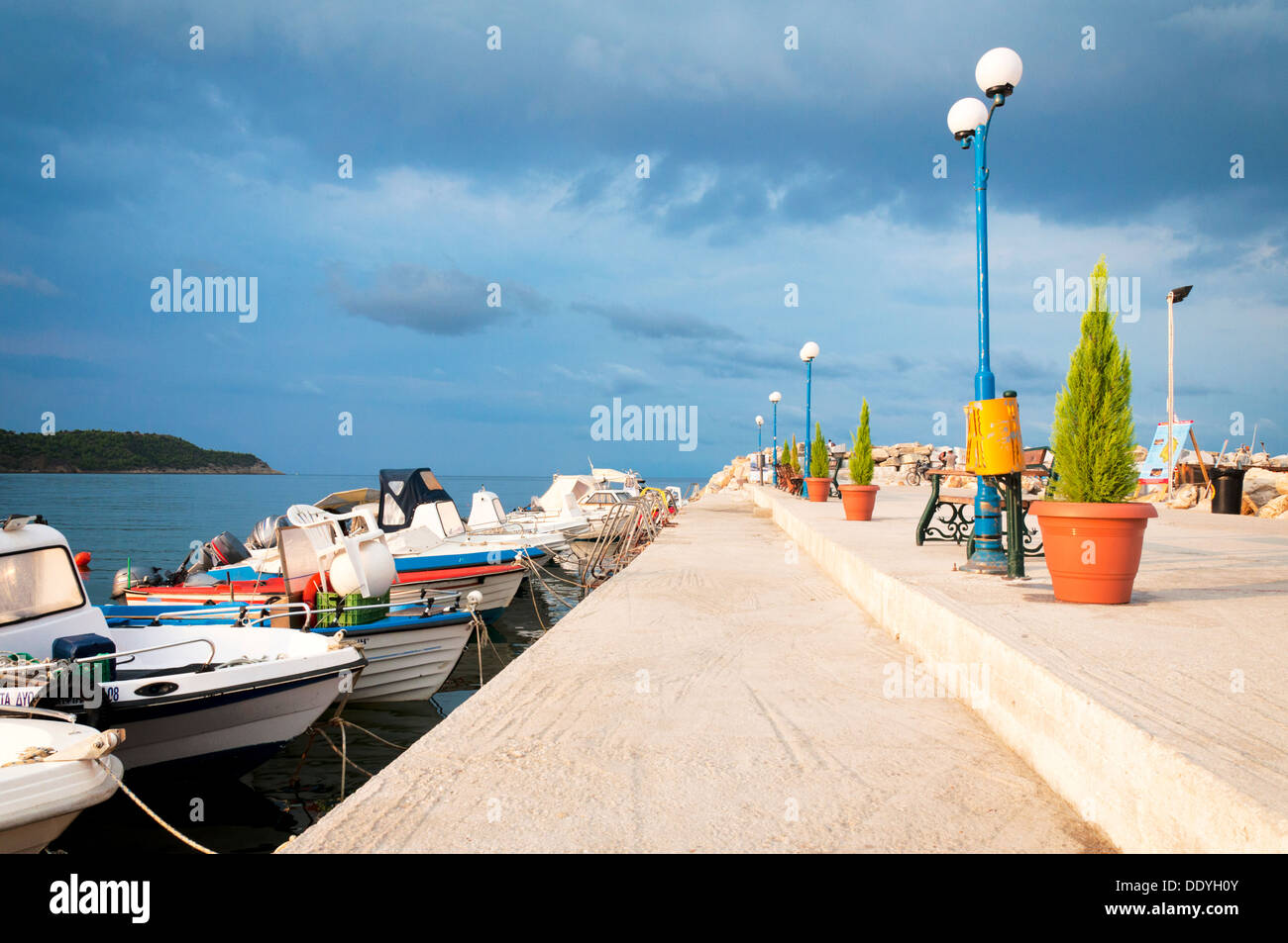 Poco dock con barche al mattino Foto Stock