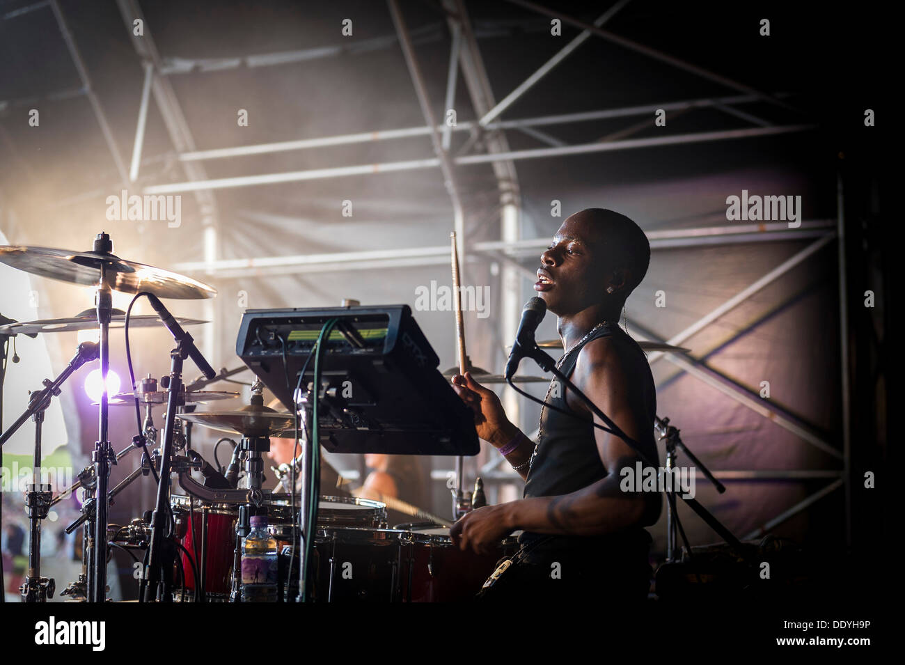 Il batterista della band DEVLIN effettuando al Brownstock Festival in Essex. Foto Stock