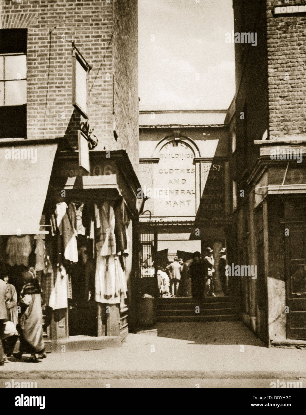 Houndsditch mercato di abbigliamento, LONDRA, XX secolo. Artista: sconosciuto Foto Stock