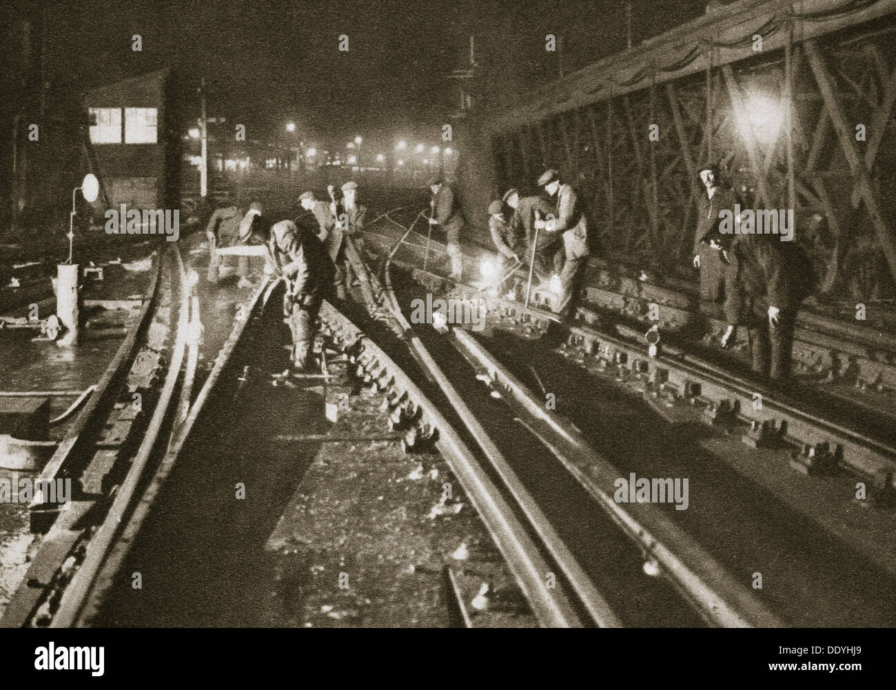 La riparazione di un binario ferroviario, il ponte di Charing Cross di Londra del XX secolo. Artista: sconosciuto Foto Stock