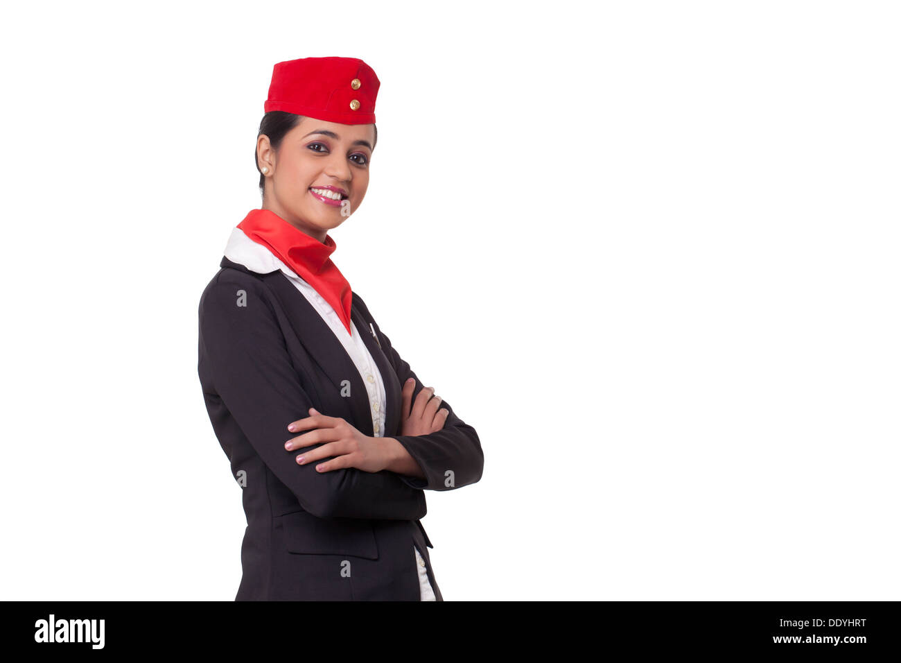 Ritratto di una hostess con le braccia incrociate in piedi contro uno sfondo bianco Foto Stock