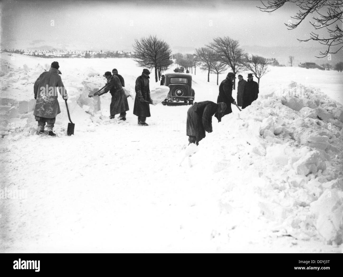 Tedesco/Italiano dei prigionieri di guerra la rimozione di neve su Fairfield comune, Buxton, Derbyshire, 1947. Artista: Meddins JD Foto Stock