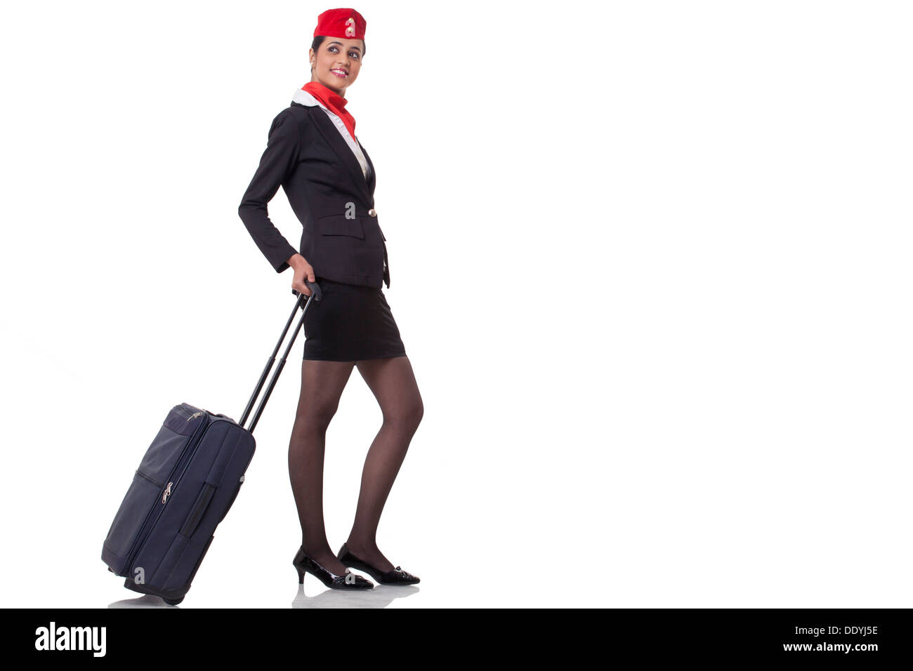 Un airhostess con bagagli sacca isolata su sfondo bianco Foto Stock